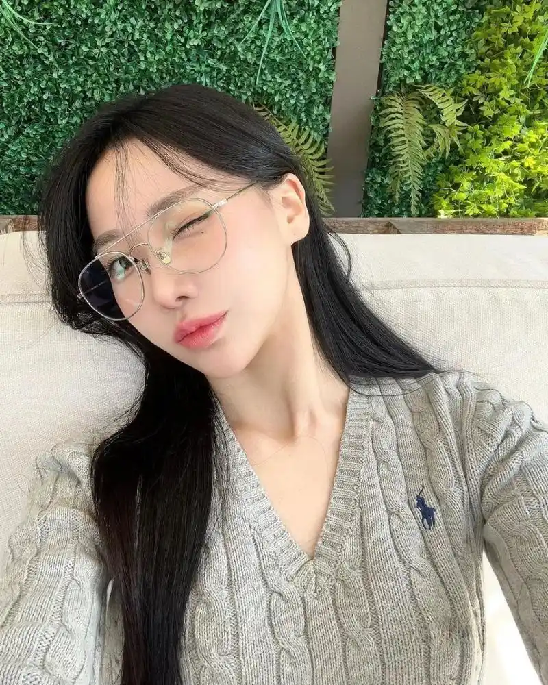戴眼镜的气质御姐,哇,这怎么抵挡得住啊