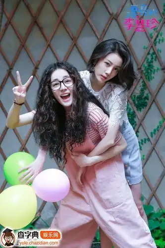 《漂亮的李慧珍》闺蜜剧照曝光 迪丽热巴李溪芮甜腻相拥