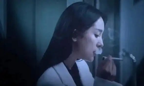 杨幂的"抽烟照"被网友疯传!吐烟圈姿势太熟练,确定不是老烟枪?_腾讯新