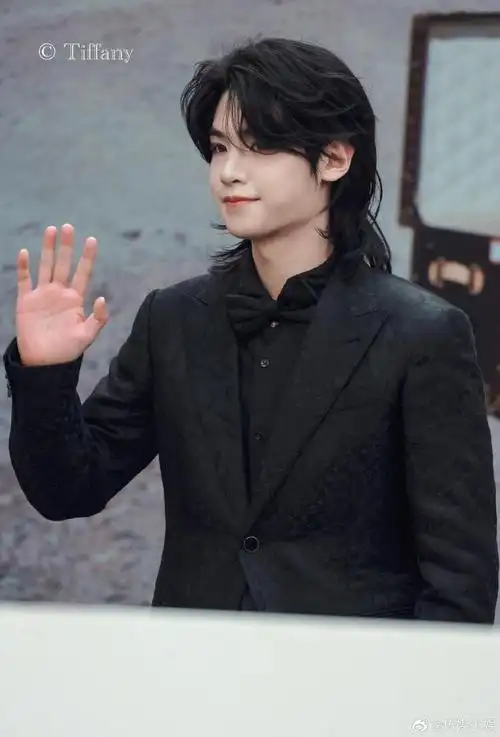 谁能抵挡得住狼尾造型的黄明昊,太迷人了!