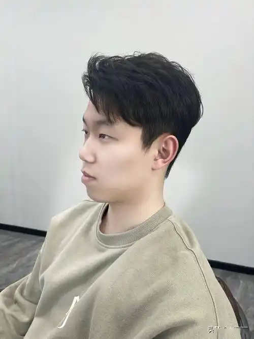 男士短碎发,烫完以后打理起来也会更加的容易,不论是选择向前梳理