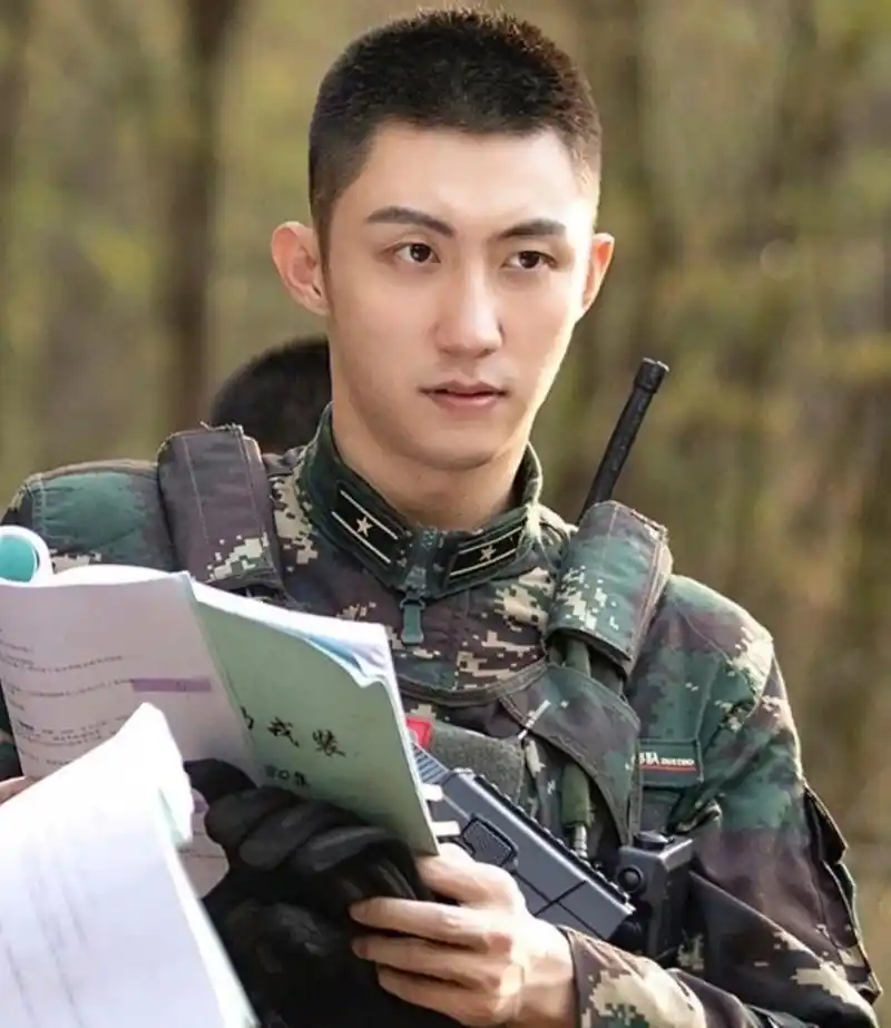 黄景瑜|军装照好煞～ 最近追爱上特种兵的后遗症 便是接连几天做梦