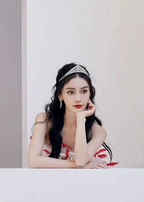 杨颖这身花瓣裙加上皇冠造型可谓是仙女本仙了,这颜值谁不服?