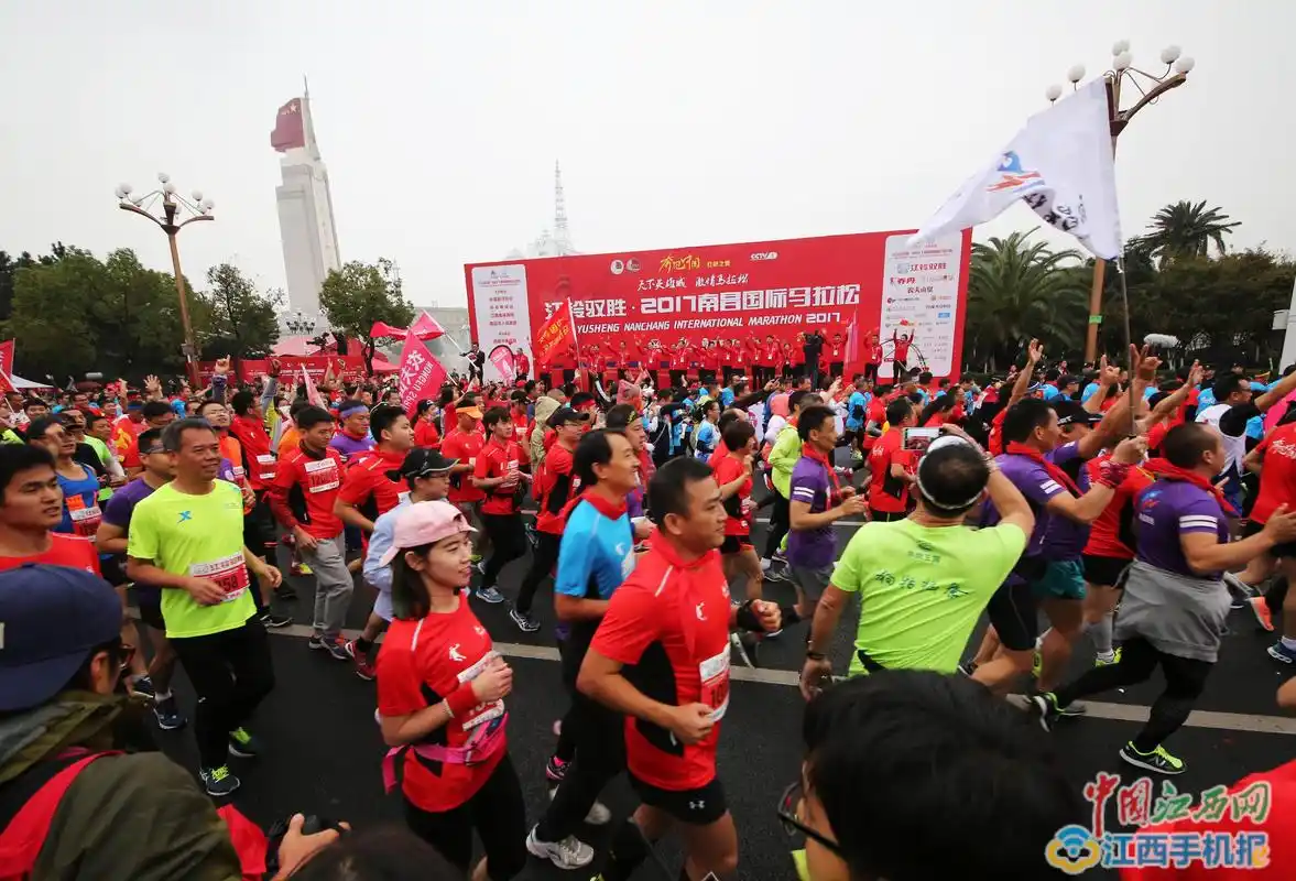 2017年南昌马拉松,起义将帅后代鸣枪,满城尽系红领巾的壮丽景象.