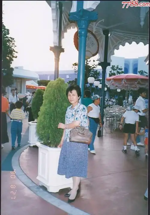 90年女子在日本留影-价格:5元-se80054885-老照片-零售-7788收藏