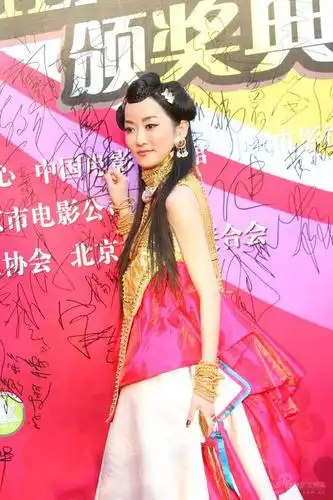 图文:大学生电影节颁奖礼 人气歌手萨顶顶