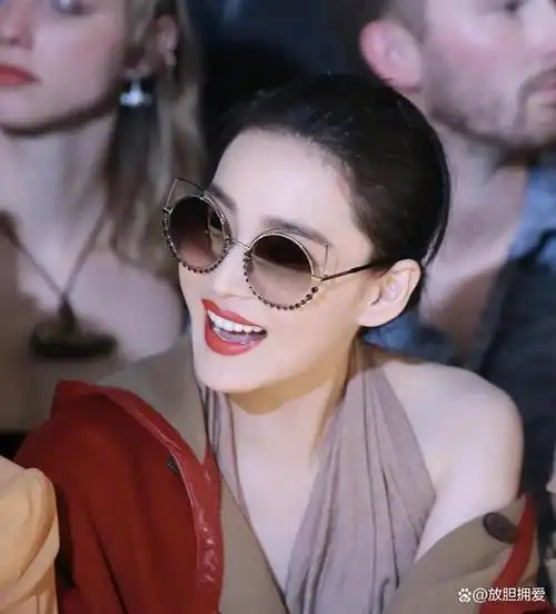 张馨予晒十年前红毯旧照十年如一日的美这才是顶级凡尔赛