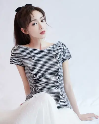 简介:吴谨言性感靓丽写真图片,分享一组吴谨言图片给大家,图中的明星