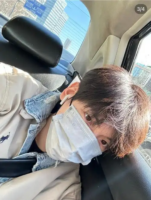 自拍##翟潇闻车内自拍照#翟潇闻周末快乐~牛仔外套造型车内自拍好帅气