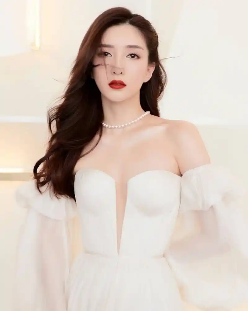江疏影时尚壁纸写真:白色露背礼服完美展现迷人魅力