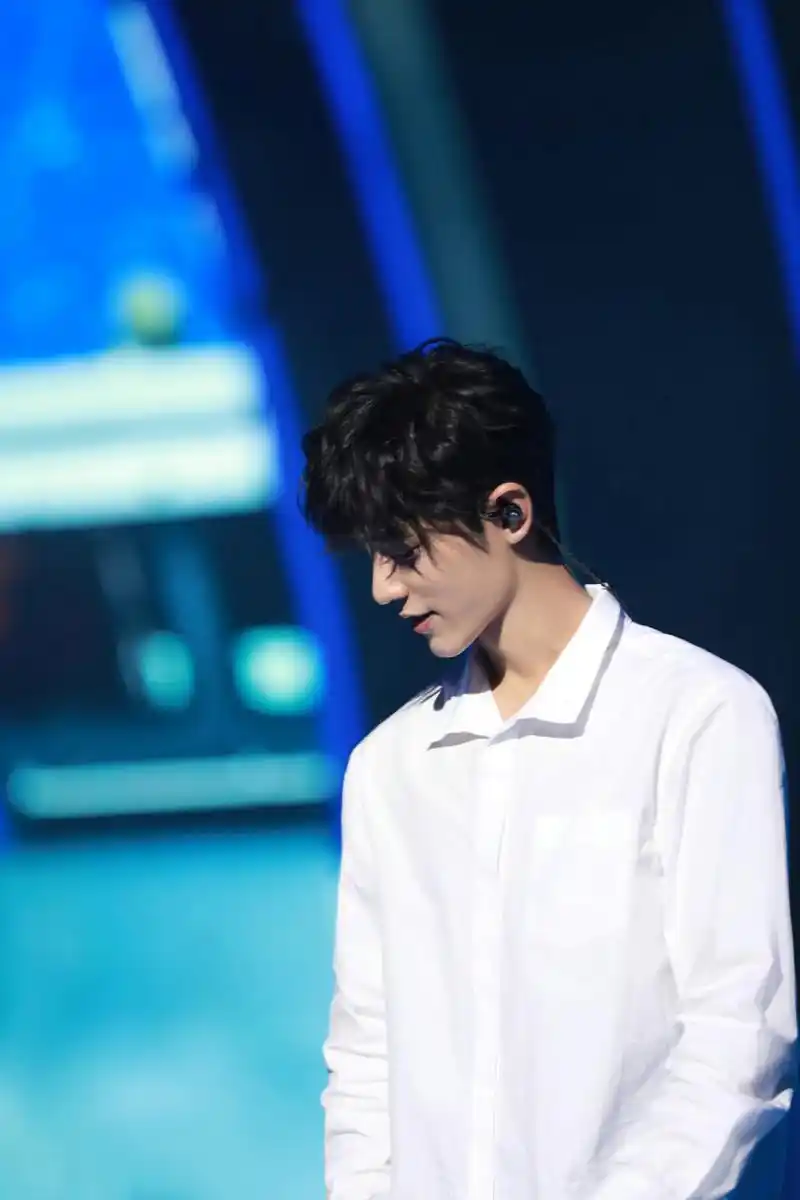 白衬衫的肖战清纯透彻的好看,真是勾起人世俗欲望的一张脸呀[比心][色