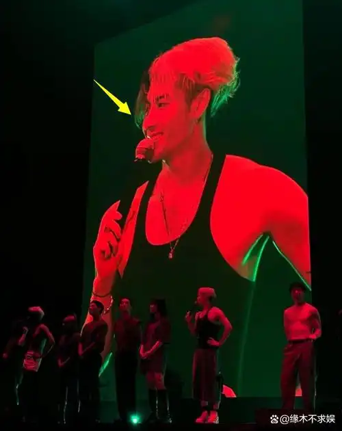 王嘉尔和大杨嫂亲昵合影,和海量辣妹动作亲昵,被质疑混入真嫂子|靓仔