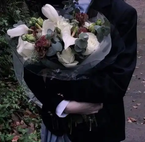 捧花的女生头像挡脸