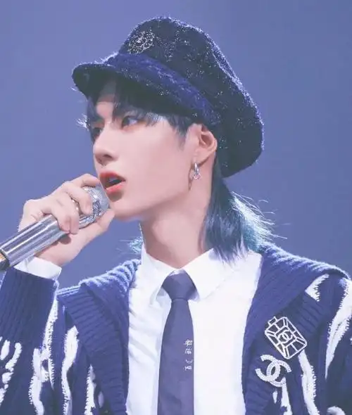 王一博贝雷帽造型壁纸来了仿佛看到一位宫廷小王子向我走来