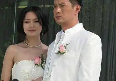 女演员于明加:被父母逼迫相亲,因一条"破洞裤"拥抱爱情_胡俊_身材_这