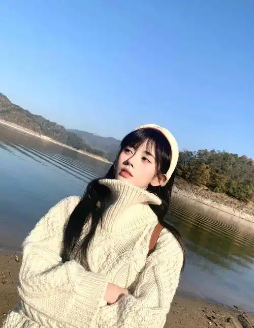 鞠婧祎身着高领毛衣软糯可爱冬日奶杏妆温柔甜美