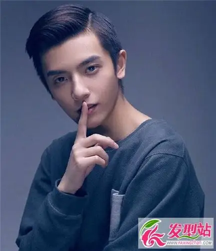 偏分露额发型 帅气秒杀众人