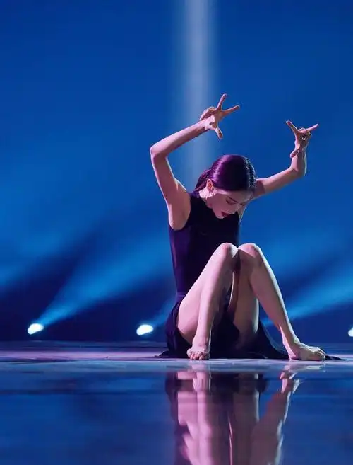 学舞蹈的女人腿是挺美,金晨的腿上都是肌肉,一字马的腿又细又直|小黑