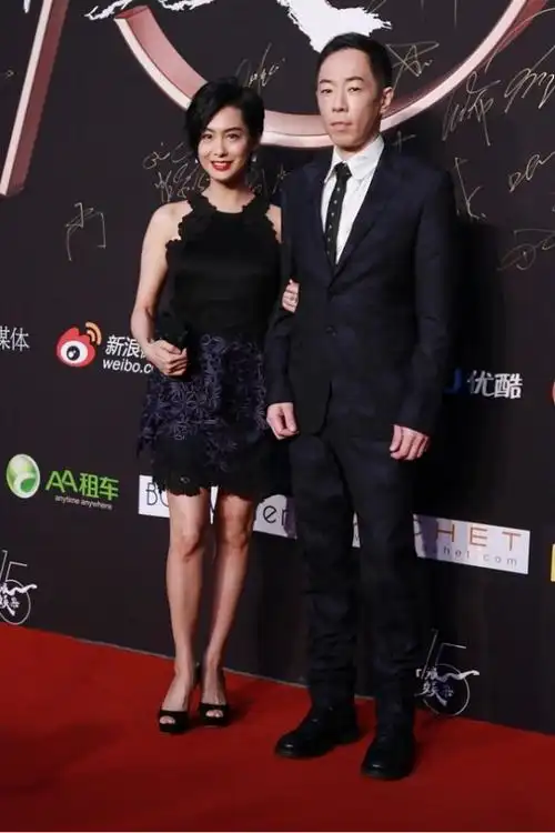 朱茵与老公罕见同框穿黑色挂脖吊带裙自信又时髦美得让人心动