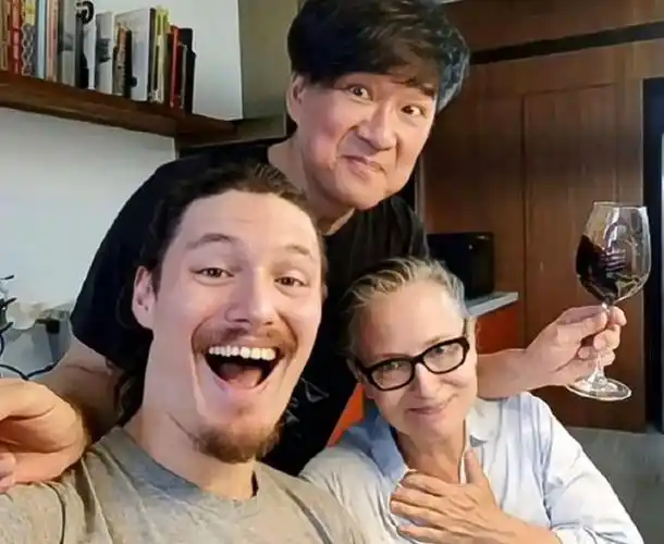 周华健混血儿子野外露营32岁周厚安长相成熟光膀子打猎似野人