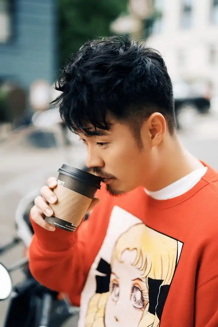 陈赫曝最新时尚街拍蓄胡造型荷尔蒙爆棚