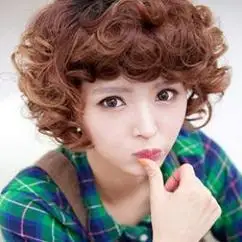 适合头发自然卷的女生短发发型有哪些