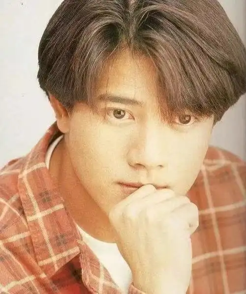 李治廷海报里带着浓浓复古style 的90年代发型真的不要太帅!