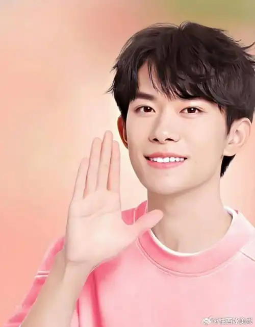 易烊千玺我们玺一直都很喜欢粉红色,还有那俩粉色小包包用了好久了