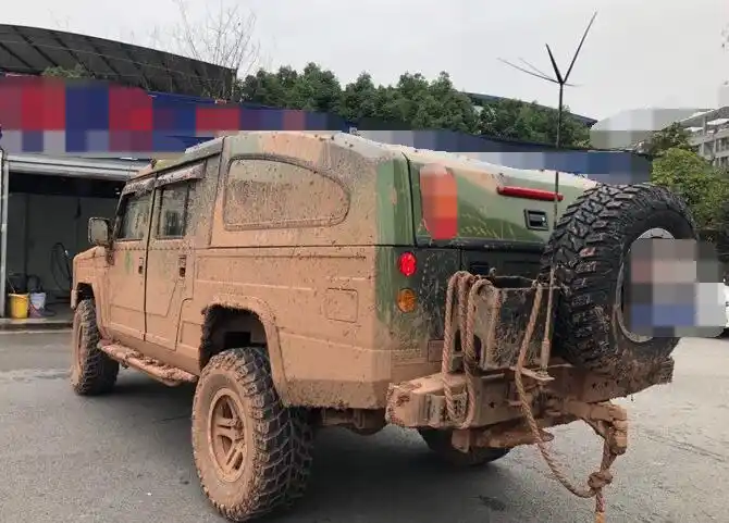 首台2020款北汽勇士亮相配全新32t柴油发动机气势不输悍马h1