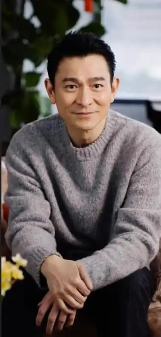 回顾62岁刘德华近照老态龙钟满头白发啤酒肚凸起一脸愁容