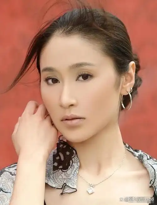 孙赢扮演了何眉一角,在《血色浪漫》之后,陆续参与了一些其他戏剧作品