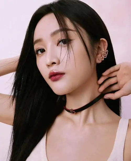 吴宣仪梦境之外封面大片,穿深v吊带大玩下衣失踪,妩媚动人!