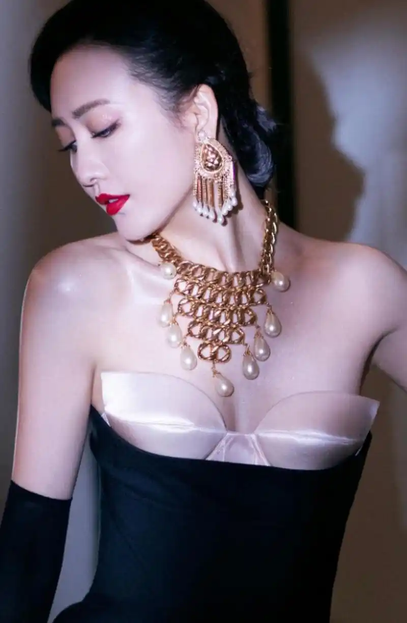 这款礼服真好看,衬托的王鸥高贵,典雅