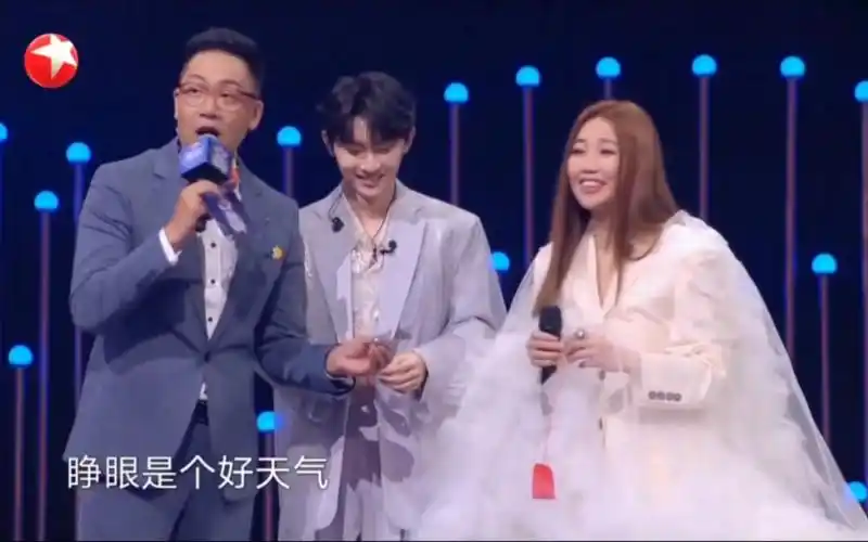 马嘉祺收到符龙飞的福袋看见腹肌,害羞笑了