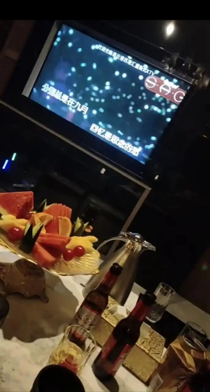 在夜场认识了一星期,终于把这ktv夜场陪酒妹约了出来,无论是身材还是