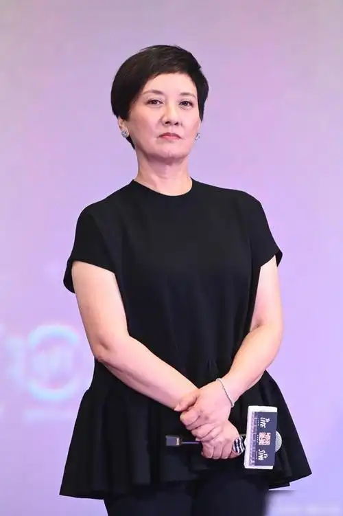 现年62岁的邓婕显老非常时尚黑色短裙配长裤俏皮而又庄重