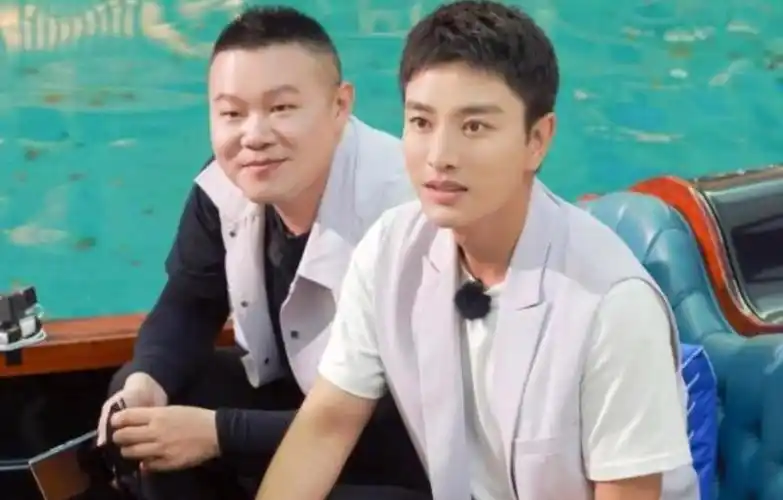 问:雷佳音邓伦帮路人找对象,一本正经变月老,他们俩人有多搞笑?