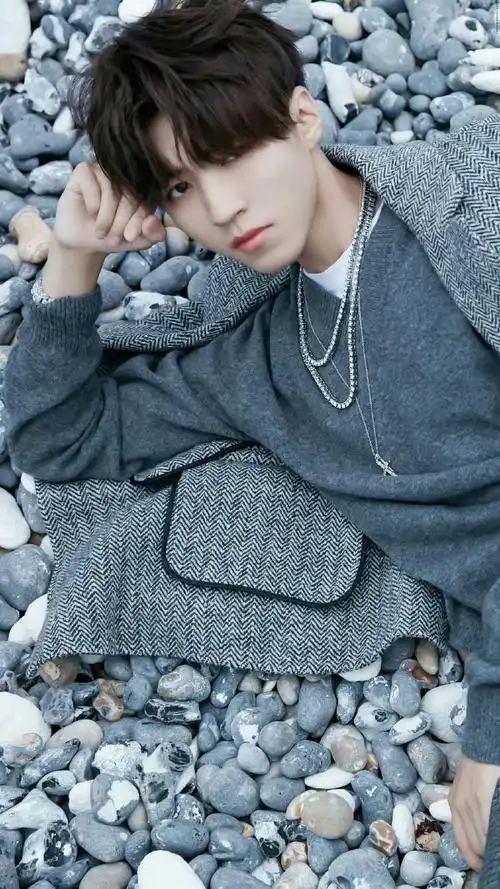 王俊凯超话  记一次超爱的杂志外景拍摄!