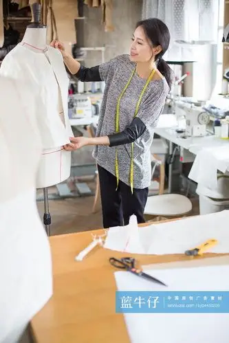 服装设计师在工作室工作