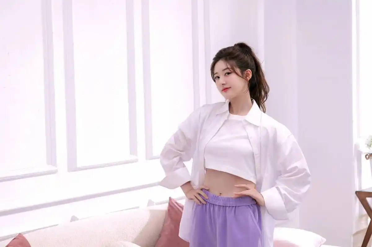 张艺兴的妈妈近来被他家粉丝骂得特别惨,粉丝觉得张妈妈管太多,拖累