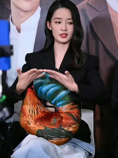 李沁请君扫楼造型来了,身穿黑色镶钻露腰西装,又欲又有气质