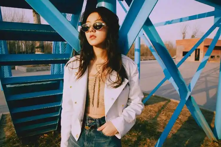 原创小花赵今麦晒春日时尚街拍阳光下露出小蛮腰佩戴墨镜秒变酷妹