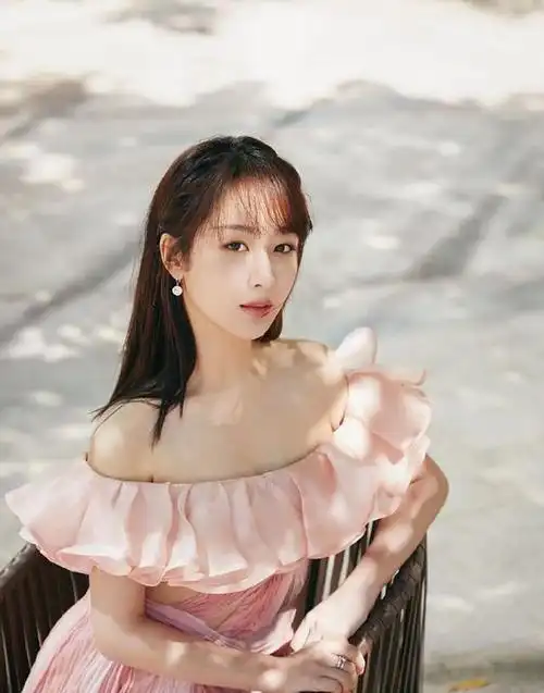 杨紫又瘦又美了!身着樱花粉露肩长裙甜美少女,高调秀出苗条身材