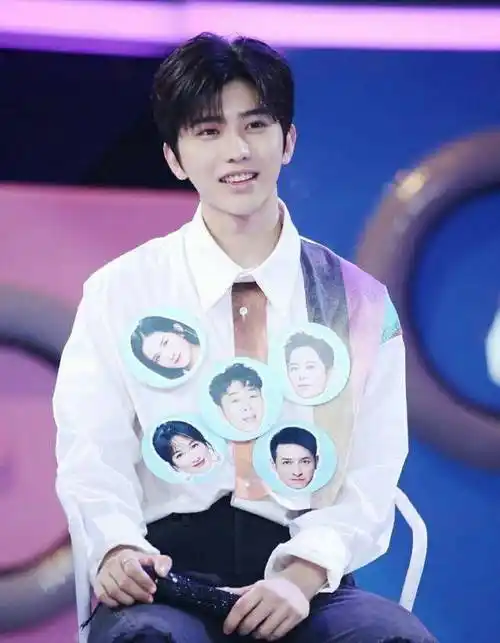 蔡徐坤荣获华语乐坛重量级奖项,"花瓶艺人"成功转型实力派歌手_歌曲