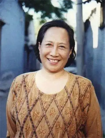 「家有儿女」里的刘星姥姥,现实中身家上亿,她将苦难活成精彩