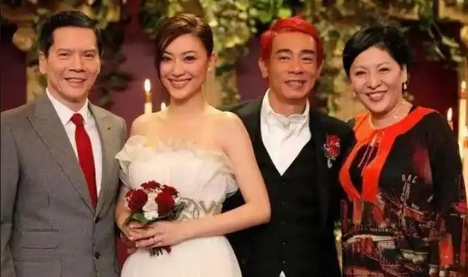 后来,向佐爱上另外一个女孩,应采儿也和陈小春结婚,向太的如意算盘也