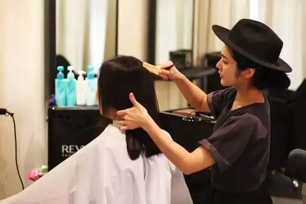 梦见理发师给我剪头发,梦见理发师给自己剪头发是什么征兆图4