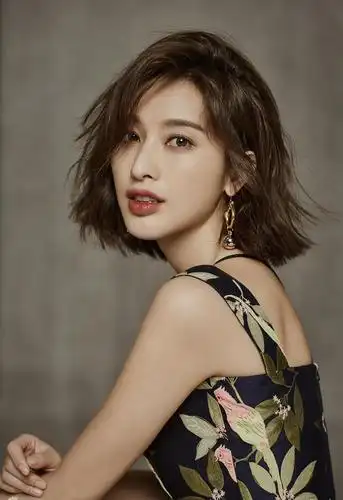 张俪疑曝新恋情 与神秘男子穿情侣装比心拍照