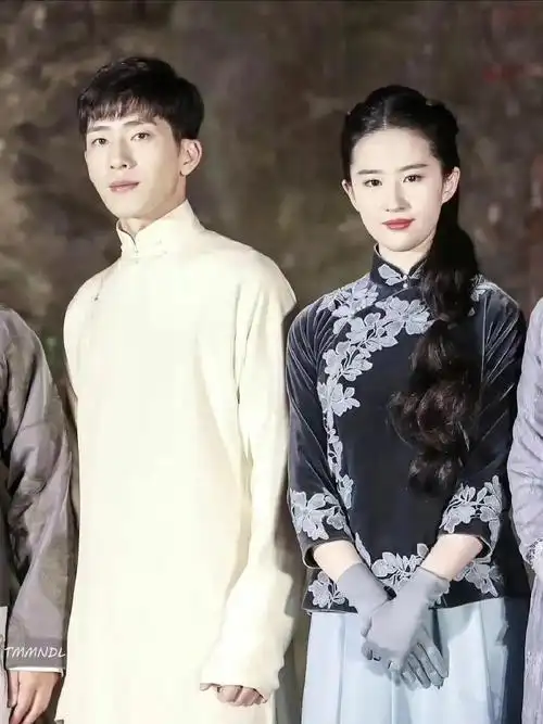 井柏然长衫造型书生气好浓,刘亦菲美的超出图层