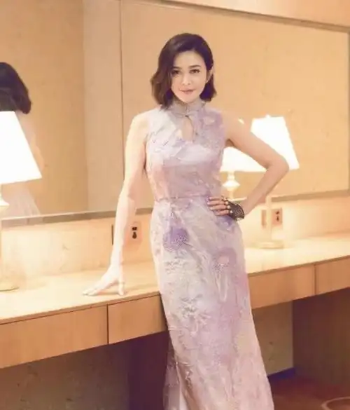 关之琳穿衣不讲究黑色的印花浴袍裙休闲慵懒意外高级洋气